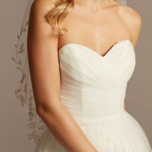 DAVID'S BRIDAL COLLECTION - Strapless sweetheart tulle WG3802- Size 4.